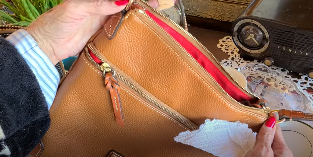 How to Clean a Dooney and Bourke Leather Purse? LeatherProfy