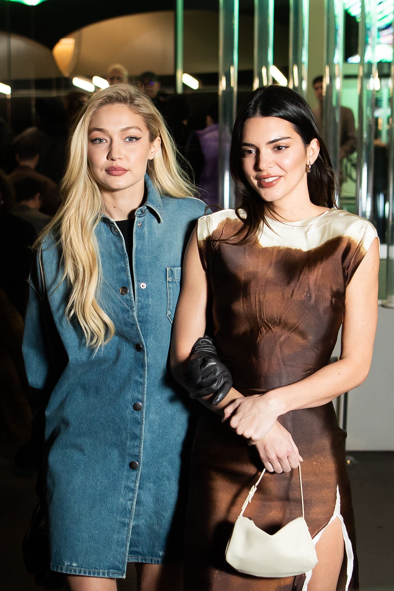 KENDALL JENNER Y GIGI HADID EN MFW Le Banana