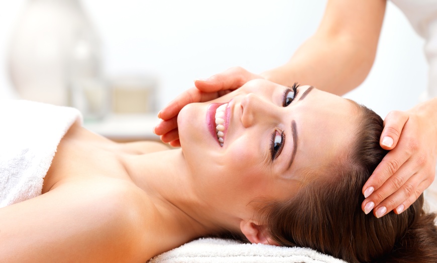 Get le bella signature facial For Complete skincare near Naples.