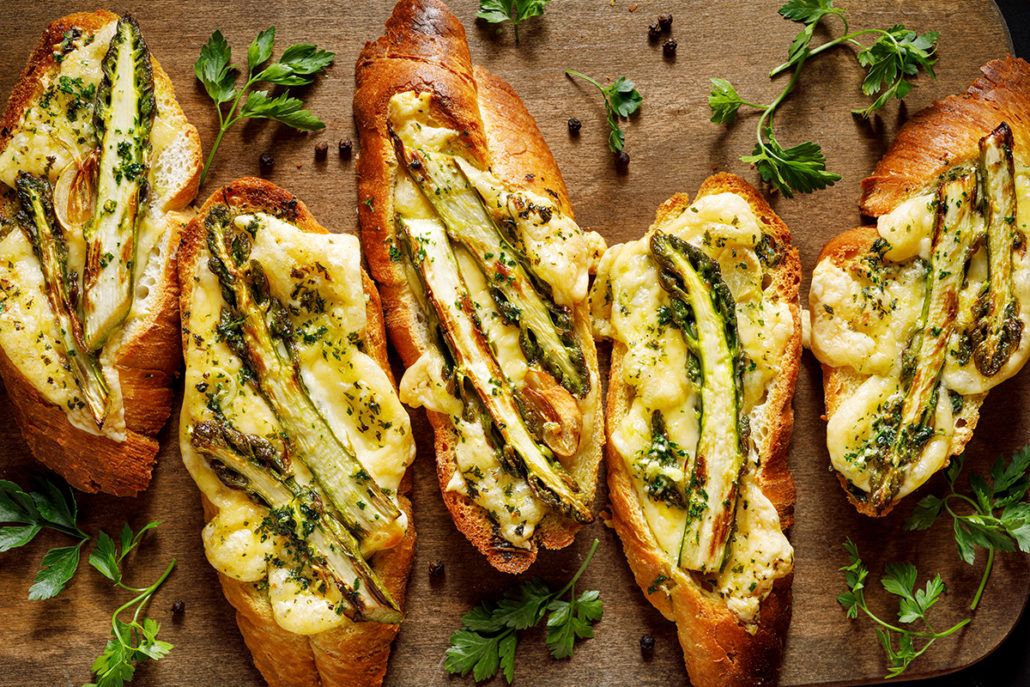 Spargel (asparagus) ist eine pflanzengattung in der familie der spargelgewächse (asparagaceae). Spargel-Bruscetta vom Grill | Lebensart im Norden