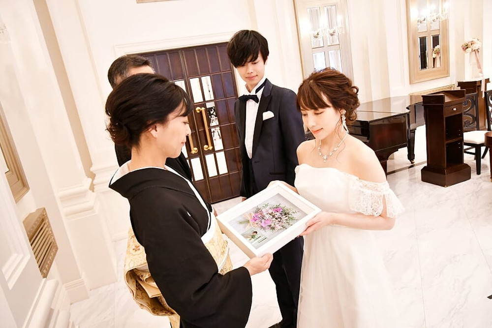 結婚式で両親を感動させたい！そんな時に渡したいプレゼント候補