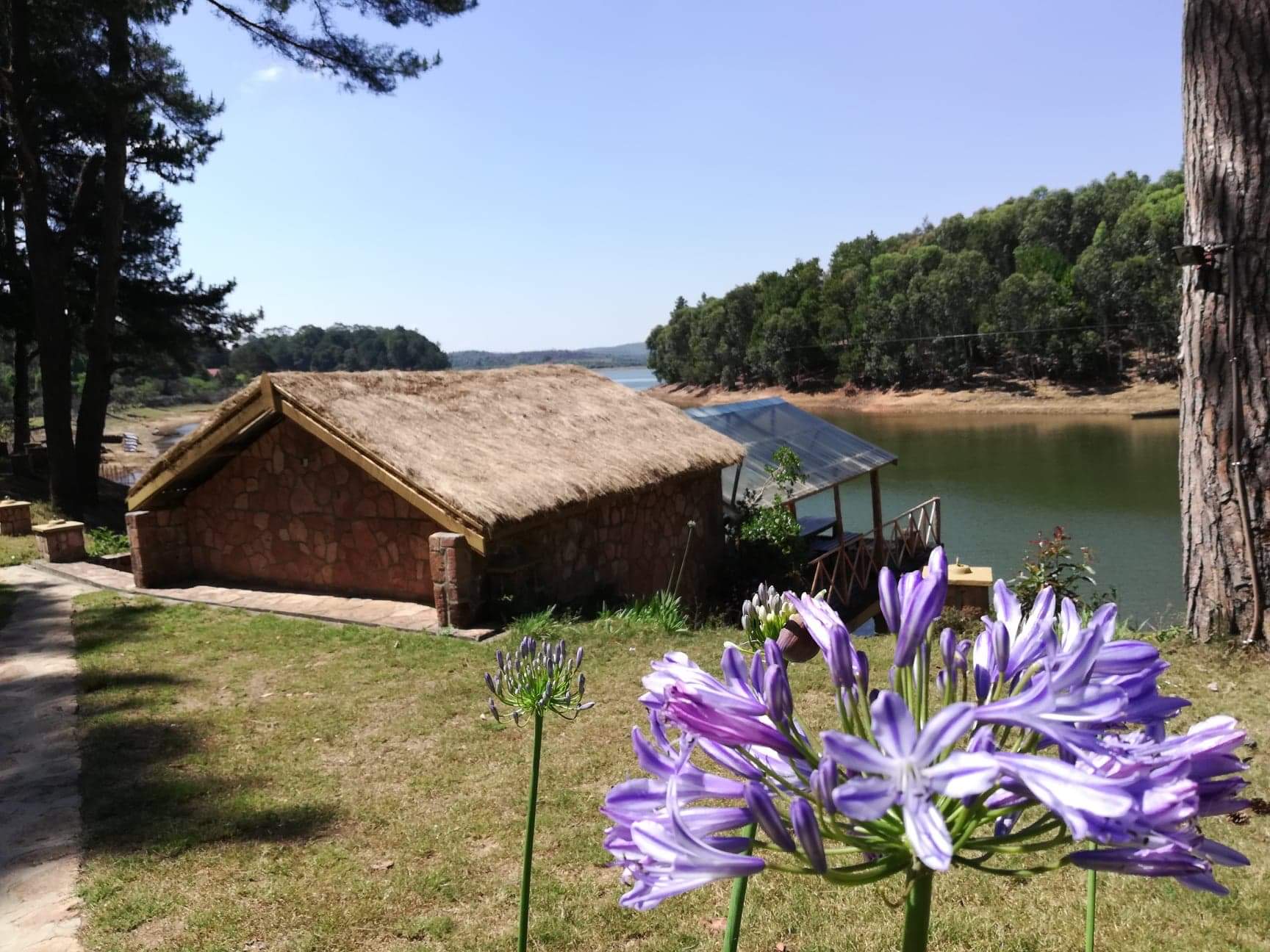 LE CHÂTEAU DU LAC Réservez votre séjour…