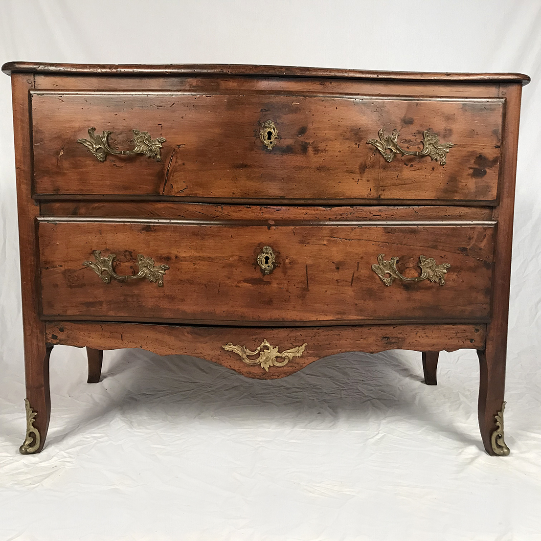 Commode en noyer, époque Louis XV Le chat rouge