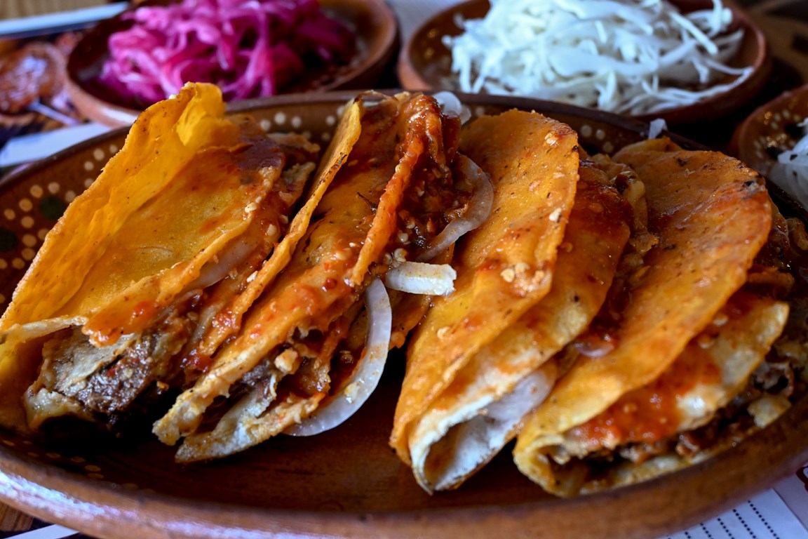 La fabulosa historia de las quesabirrias o tacos planchados de Guadalajara Leche con tuna