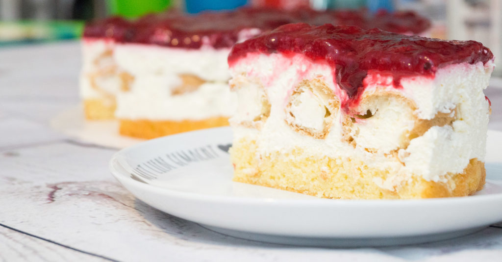 Windbeuteltorte mit Roter Grütze Leckergebacken