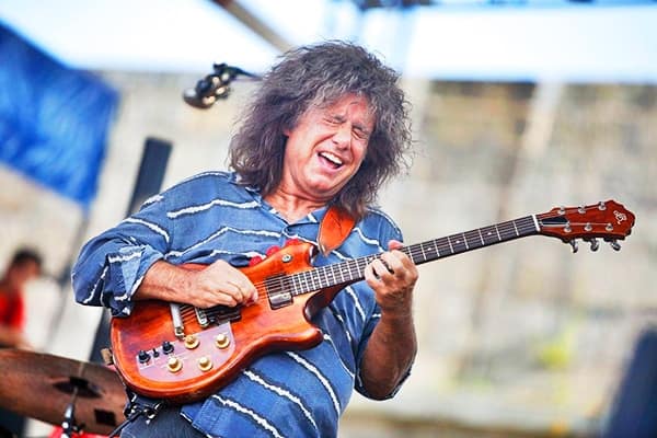 Top 10 Best Guitarists Of All Time | Ledgernote