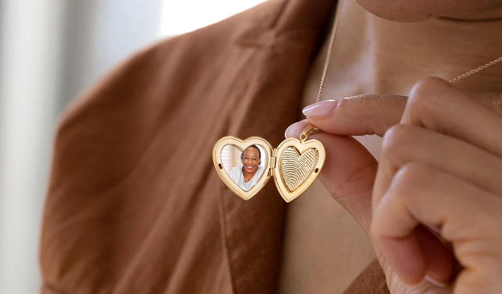 How to Put a Picture in a Locket LegacyTouch