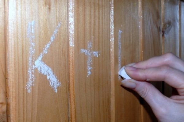 нарисованные кресты в квартире