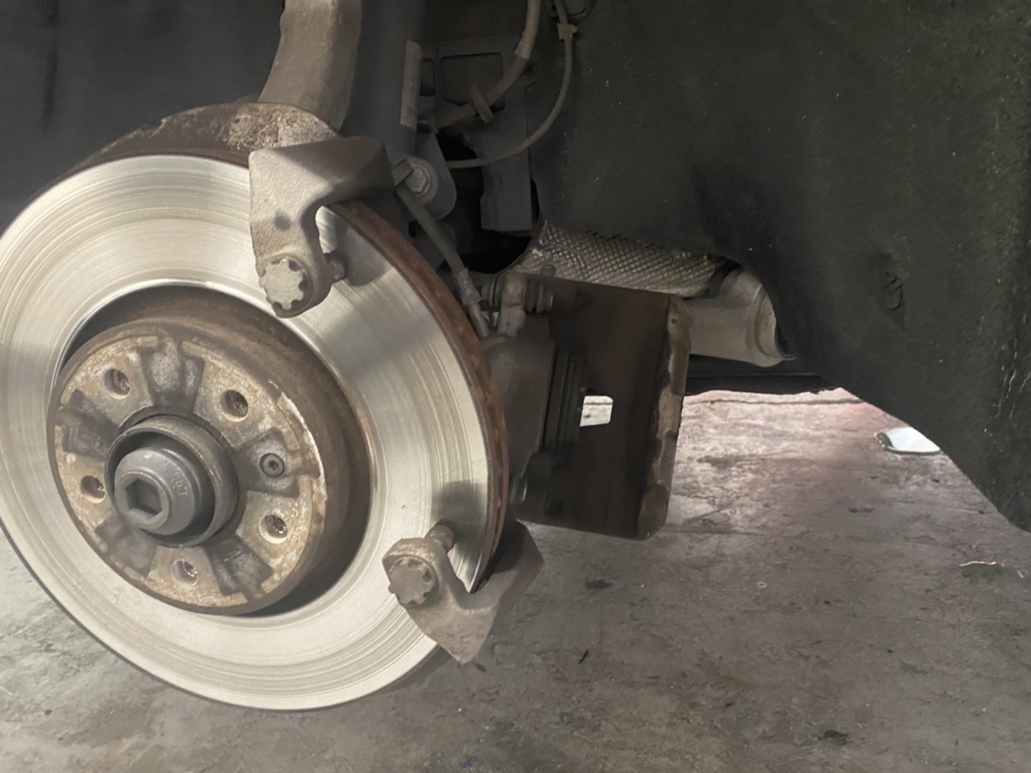 アウディ A6 4G×ブレーキパッド交換 LEGOLIS AUTO