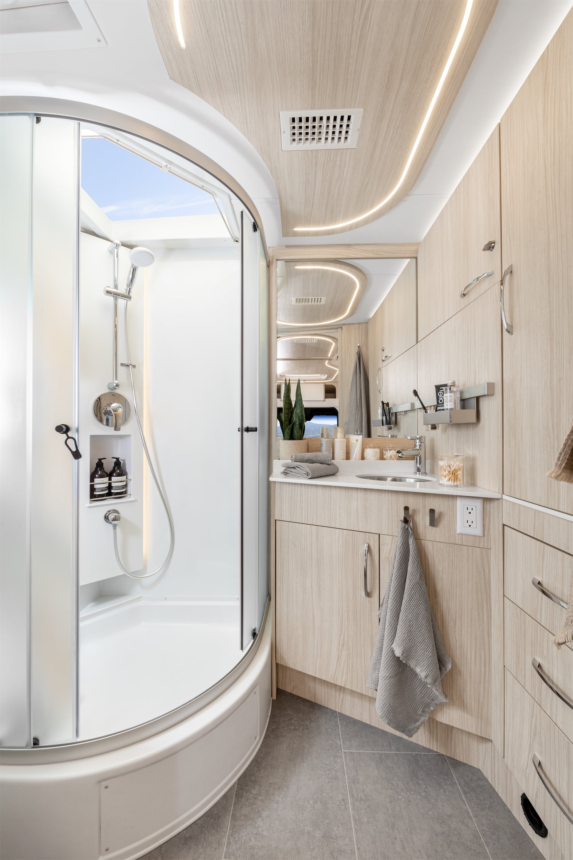 Leisure Travel Vans Unveils NextGeneration Murphy Bed Lounge Models