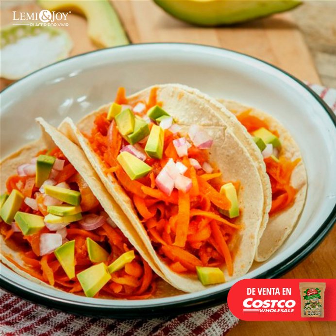 Tacos veganos de zanahoria con crema vegana Platillo preparado con