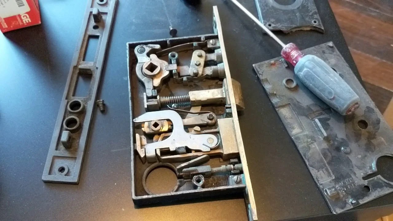 How To Fix A Broken Door Mechanism?1 LEMON LOCKSMITH