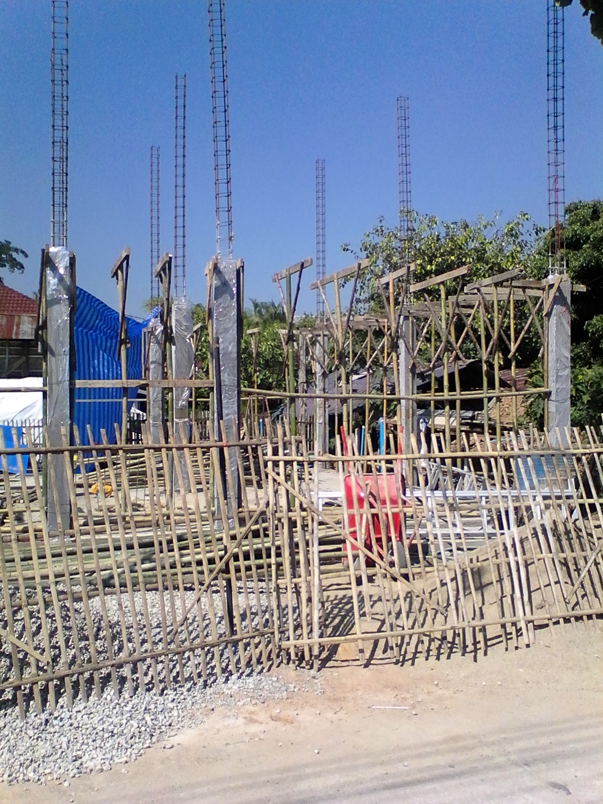 Fencing Your Block in Thailand Len Hend