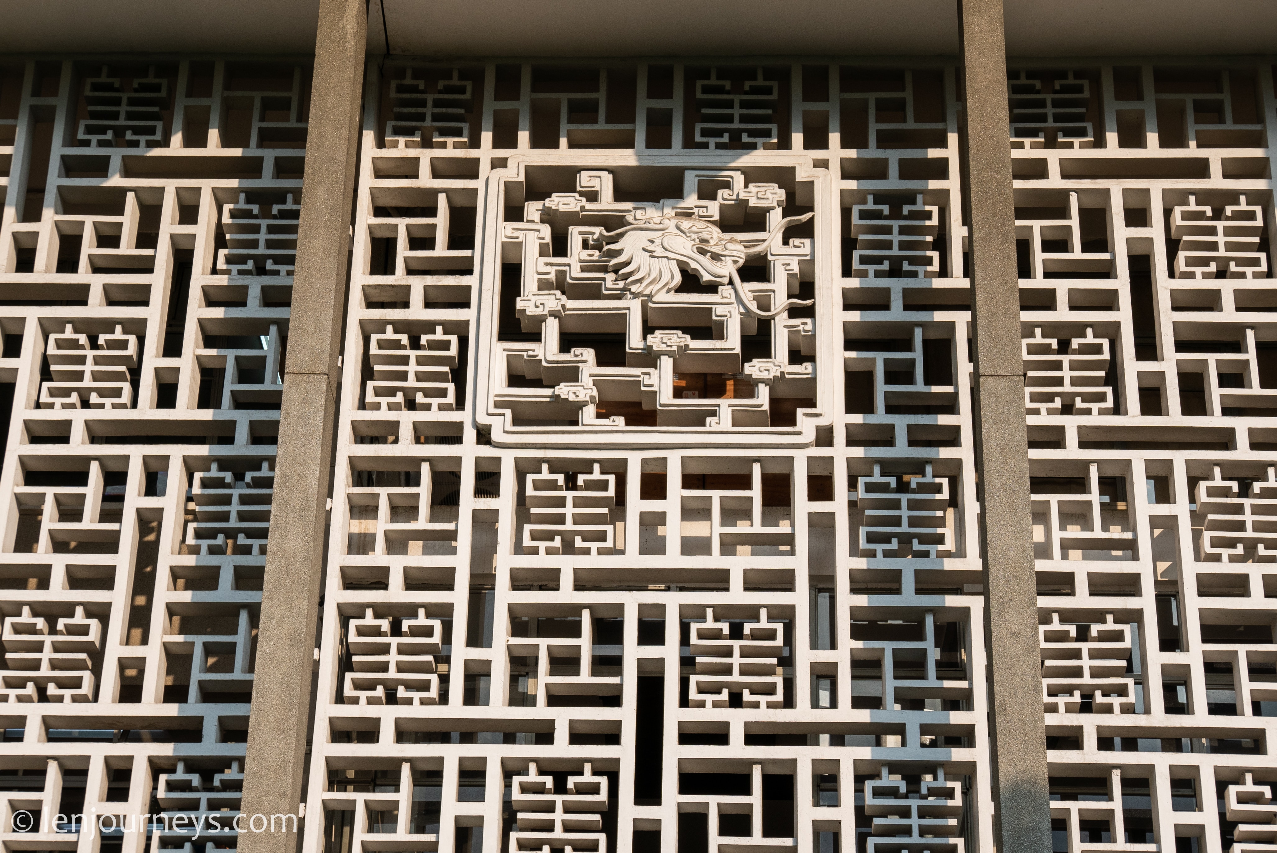 Oriental patterns on the façade of the General Sciences Library