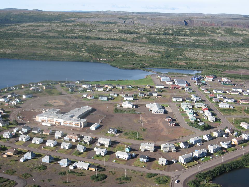 La réserve de carburant pour avion est basse à Schefferville Le Nord