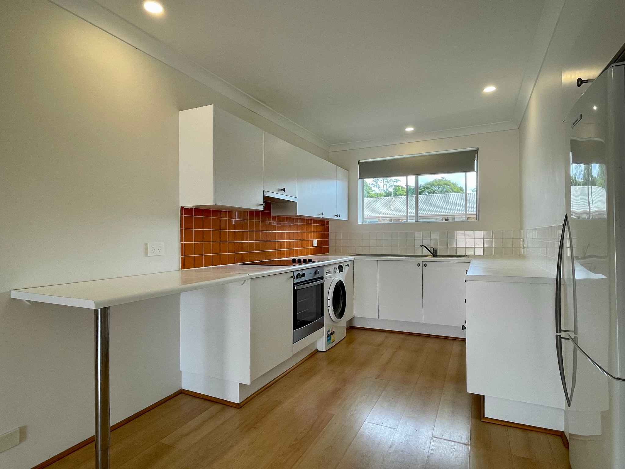 77 Street Newmarket TOP FLOOR UNIT FANTASTIC LOCATION Leo