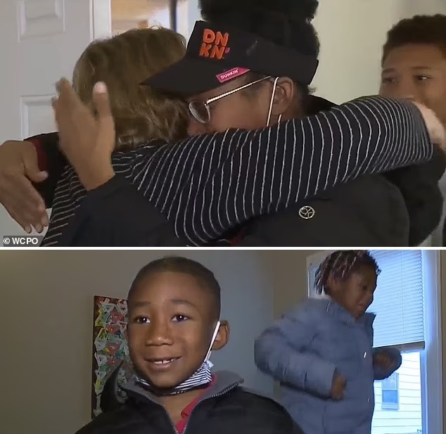 The waitress received an unexpected gift from a customer