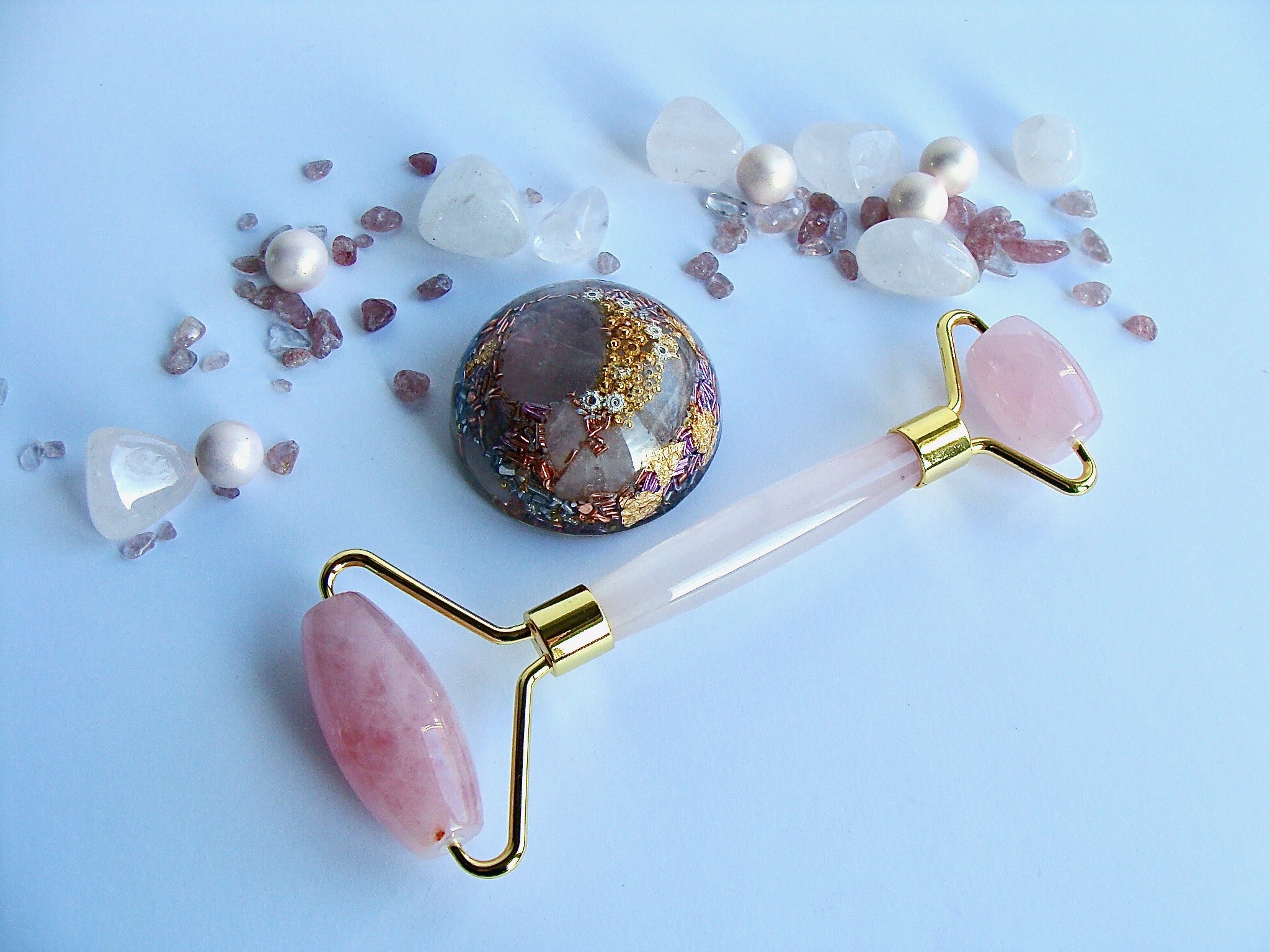 Rouleau de massage visage quartz rose Les Orgonites