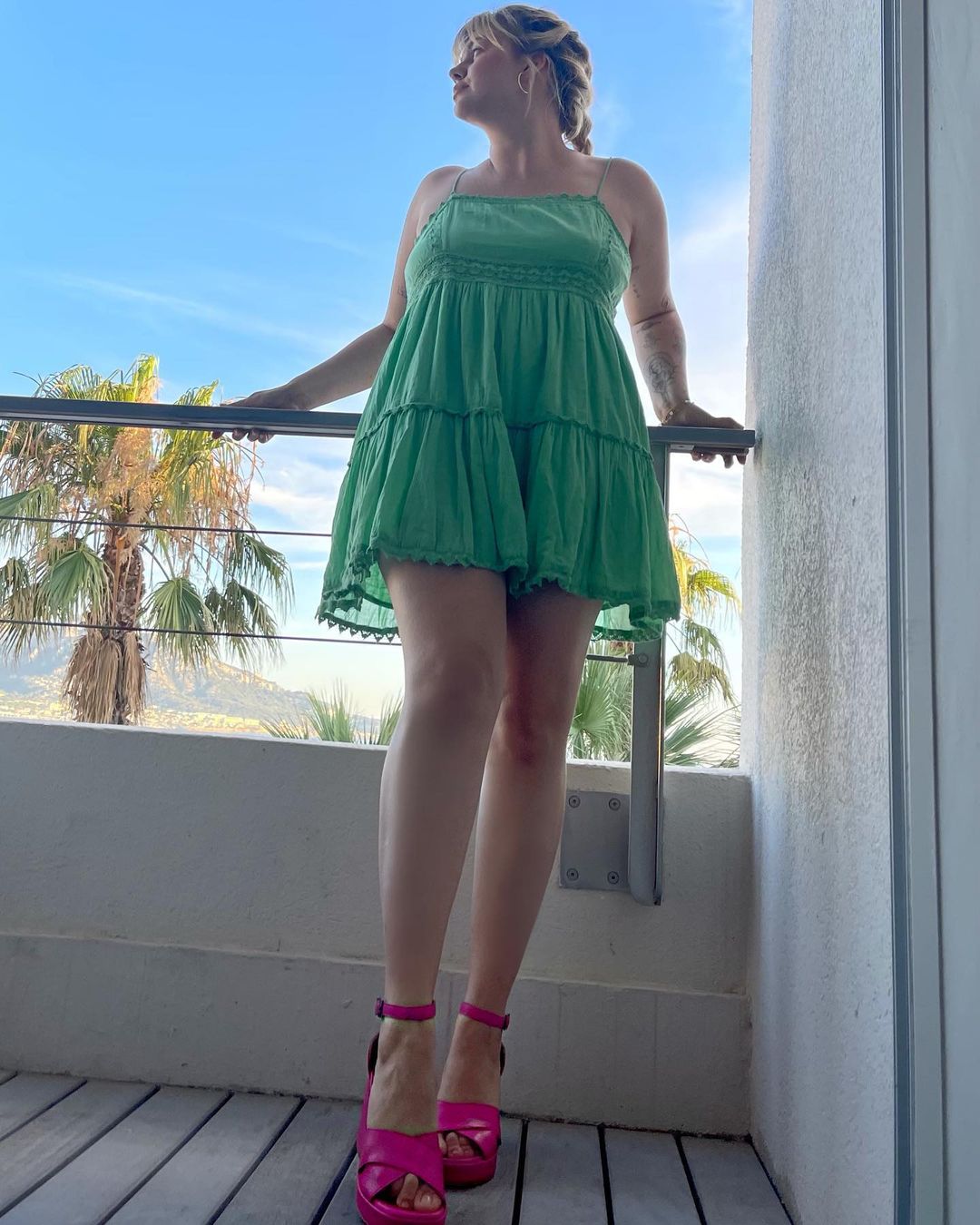 Louane montre fièrement ses belles jambes en robe courte, les
