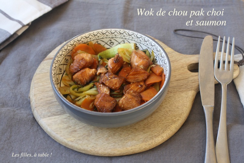 Wok de chou pak choï au saumon Les filles, à table