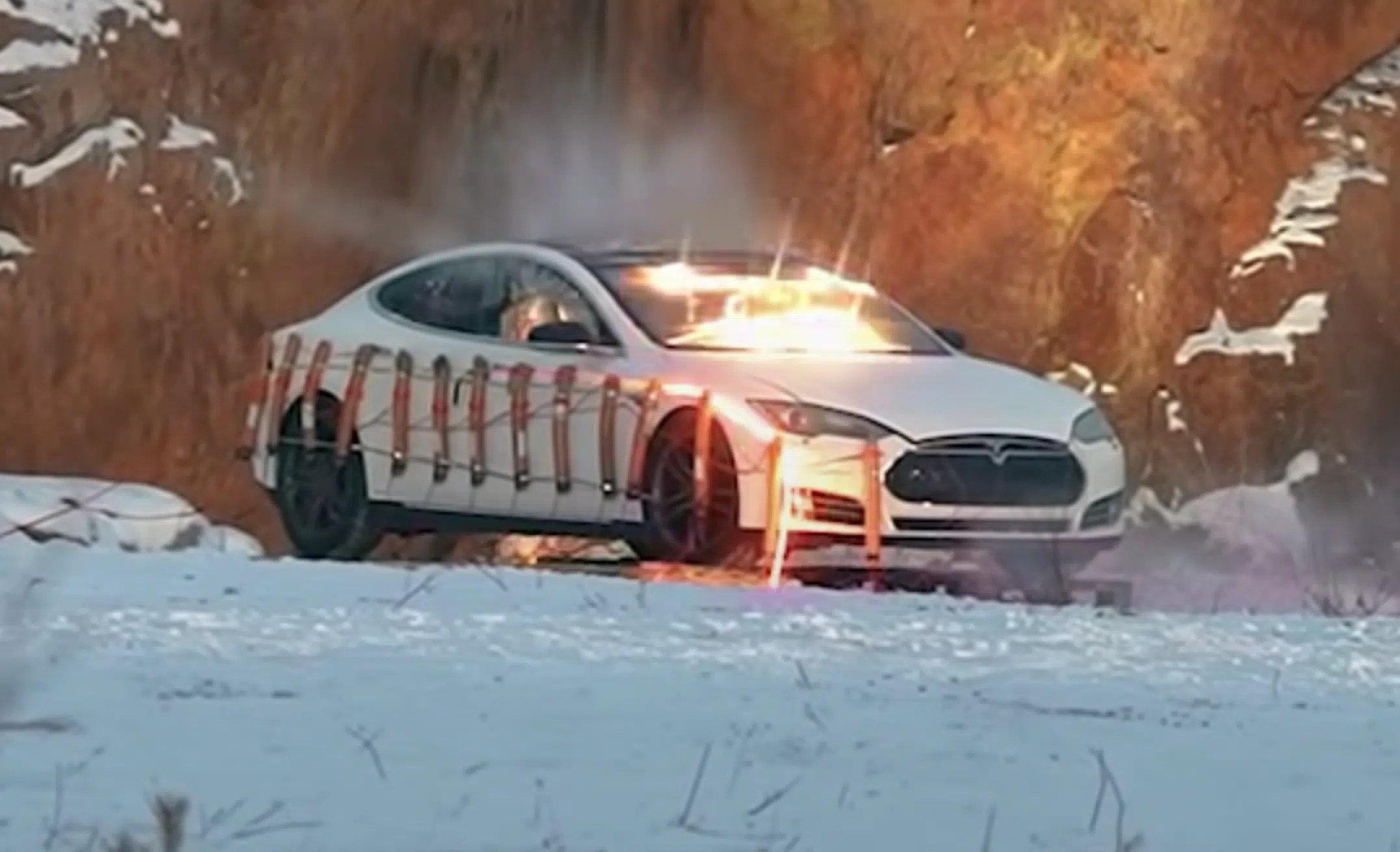 Vidéo mécontent du SAV Tesla, il dynamite sa Model S Les Voitures