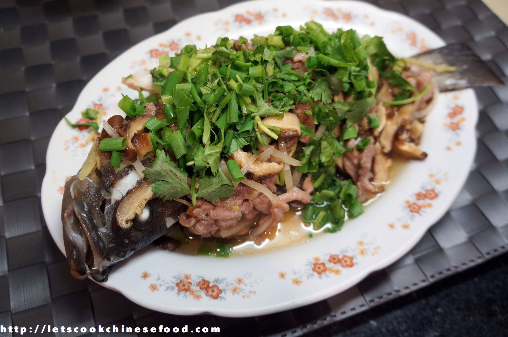 Chinese Recipe Steamed Fresh Fish with Chinese Mushroom and Pork