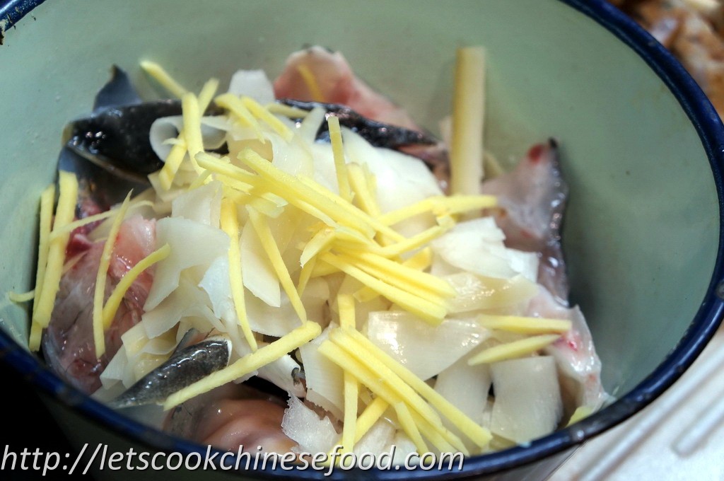 Chinese Recipe Steamed Fish head with Sour Bamboo Shoots (食譜 酸荀蒸魚頭