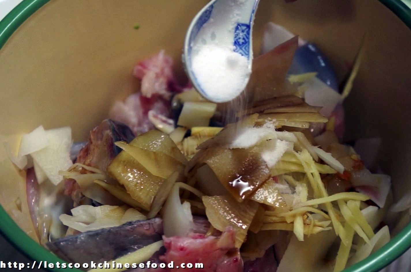 Chinese Recipe Steamed Fish head with Sour Bamboo Shoots (食譜 酸荀蒸魚頭)