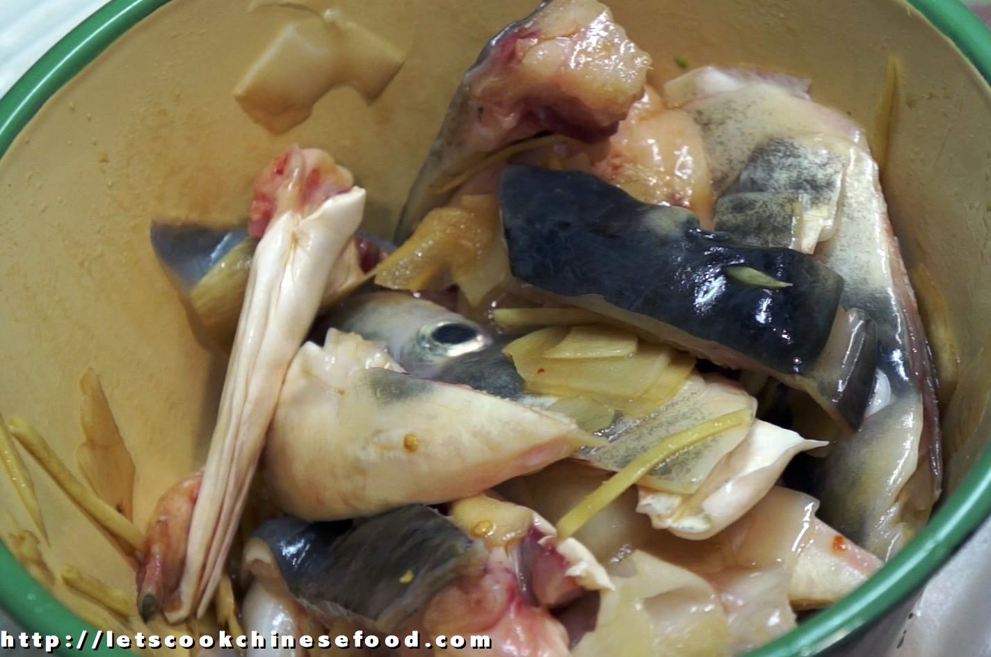 Chinese Recipe Steamed Fish head with Sour Bamboo Shoots (食譜 酸荀蒸魚頭)