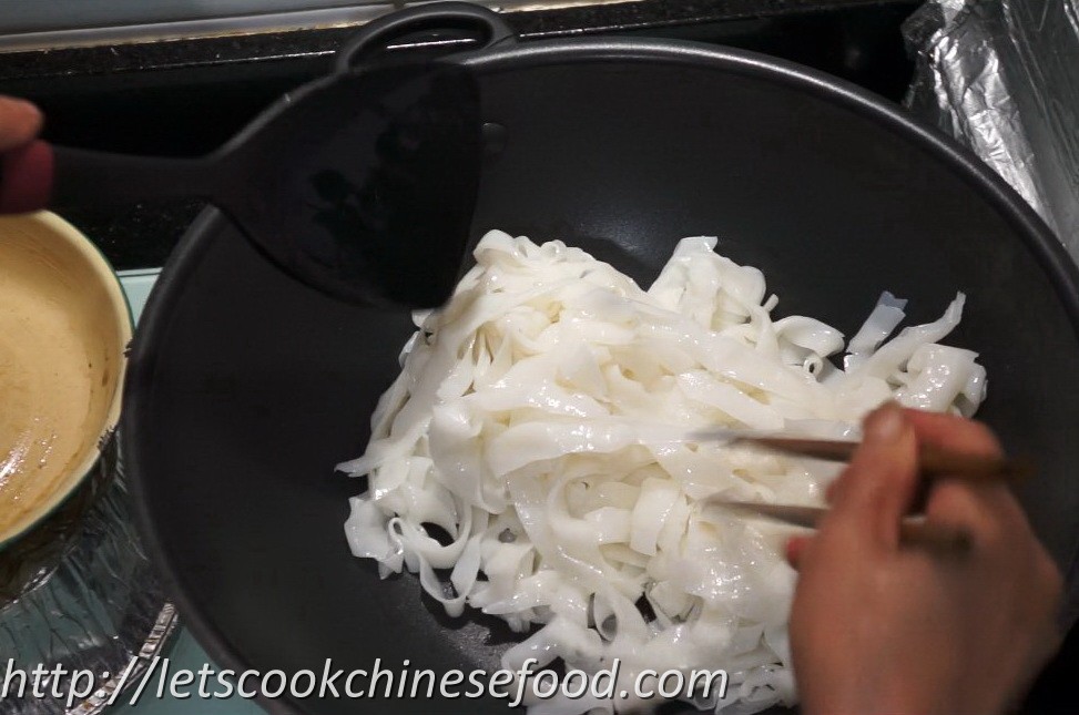 Chinese Recipe Stirfried "Flat Rice Noodle" (Ho Fun) with Beef (中式食譜