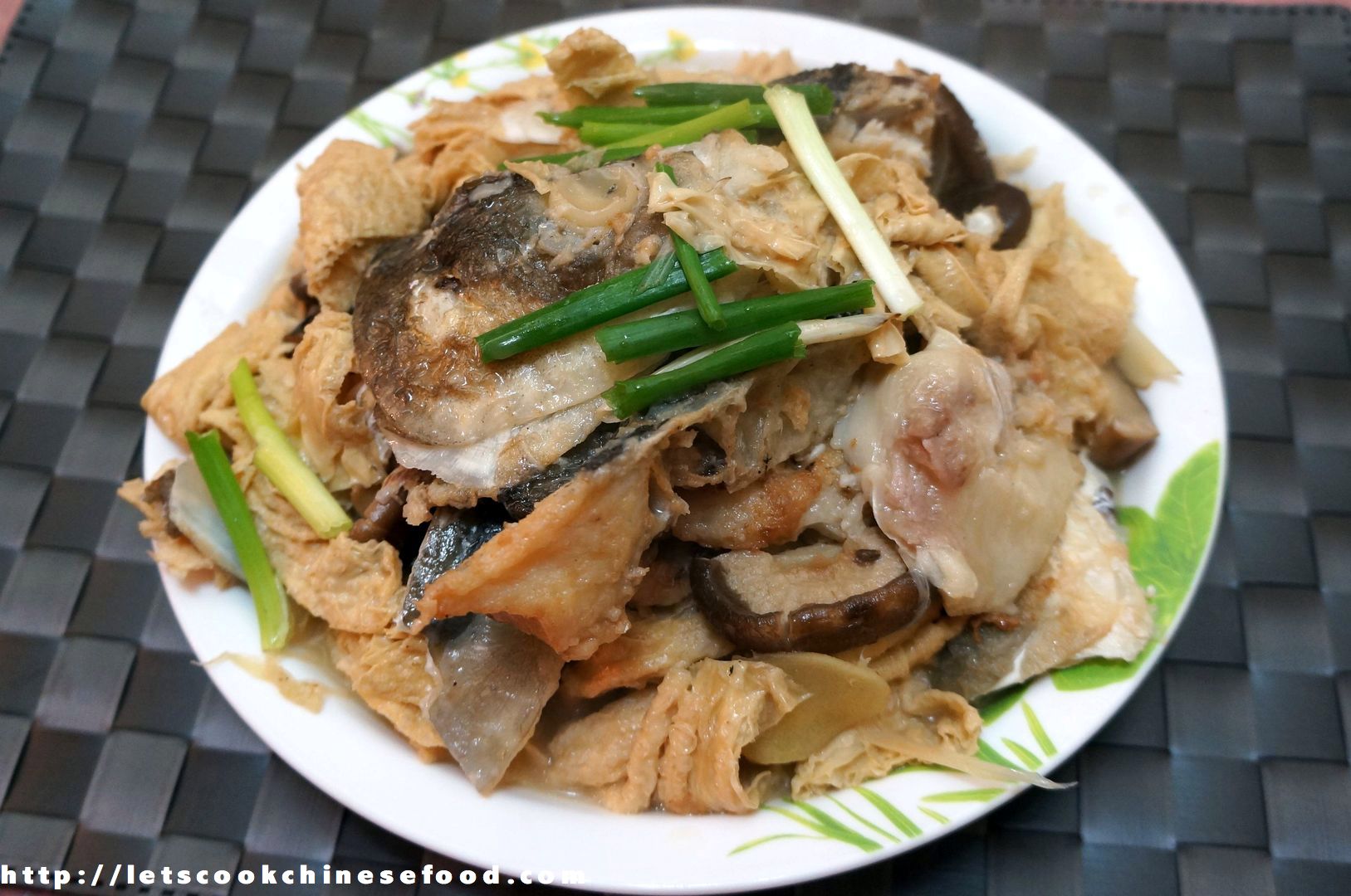 Chinese Recipe Braised Fish Head with Bean Curd Stick (中式食譜：紅燒魚頭)