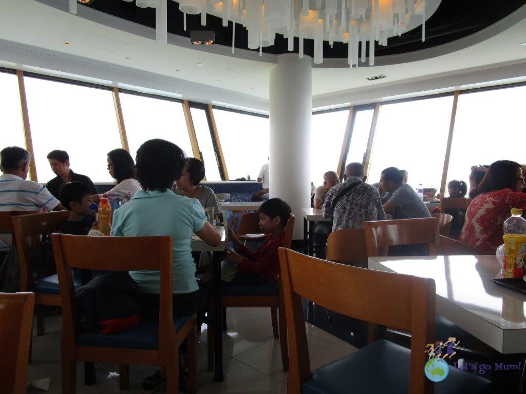 5 reasons why Hong Kong Ocean Park is better than Disneyland Let's go