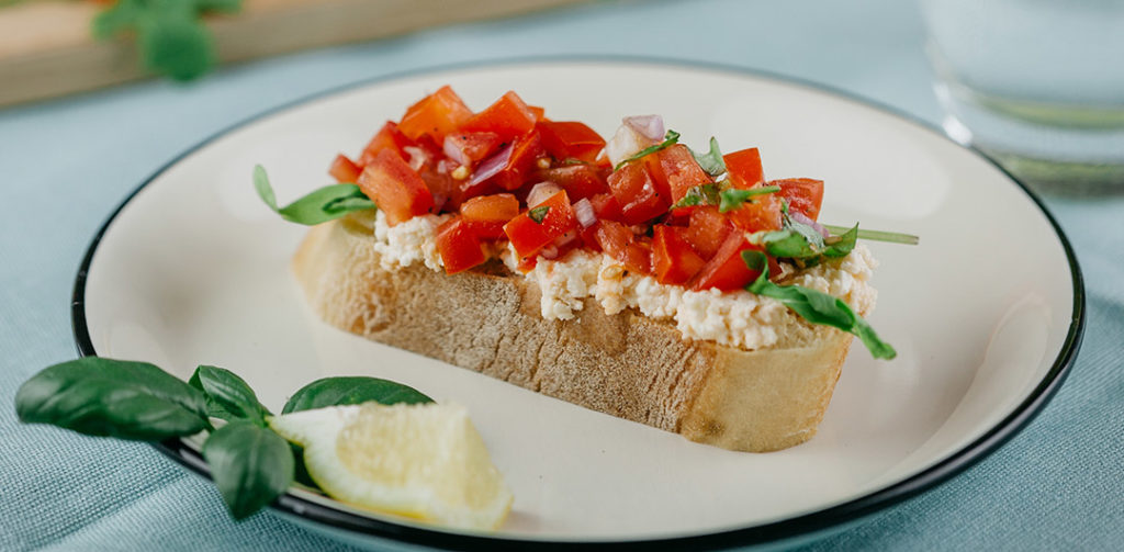 Gesund und lecker Rezept für eine FrühstücksBruschetta! › Foodblog