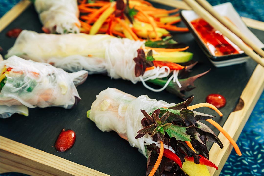 REZEPT Bunte, vegane Sommerrollen mit Mango und scharfer ChiliSauce
