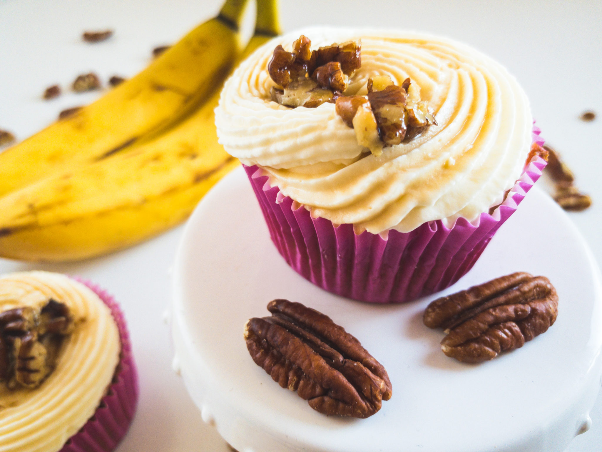 Banana Nut Cupcakes mit MascarponeFrosting und karamellisierten