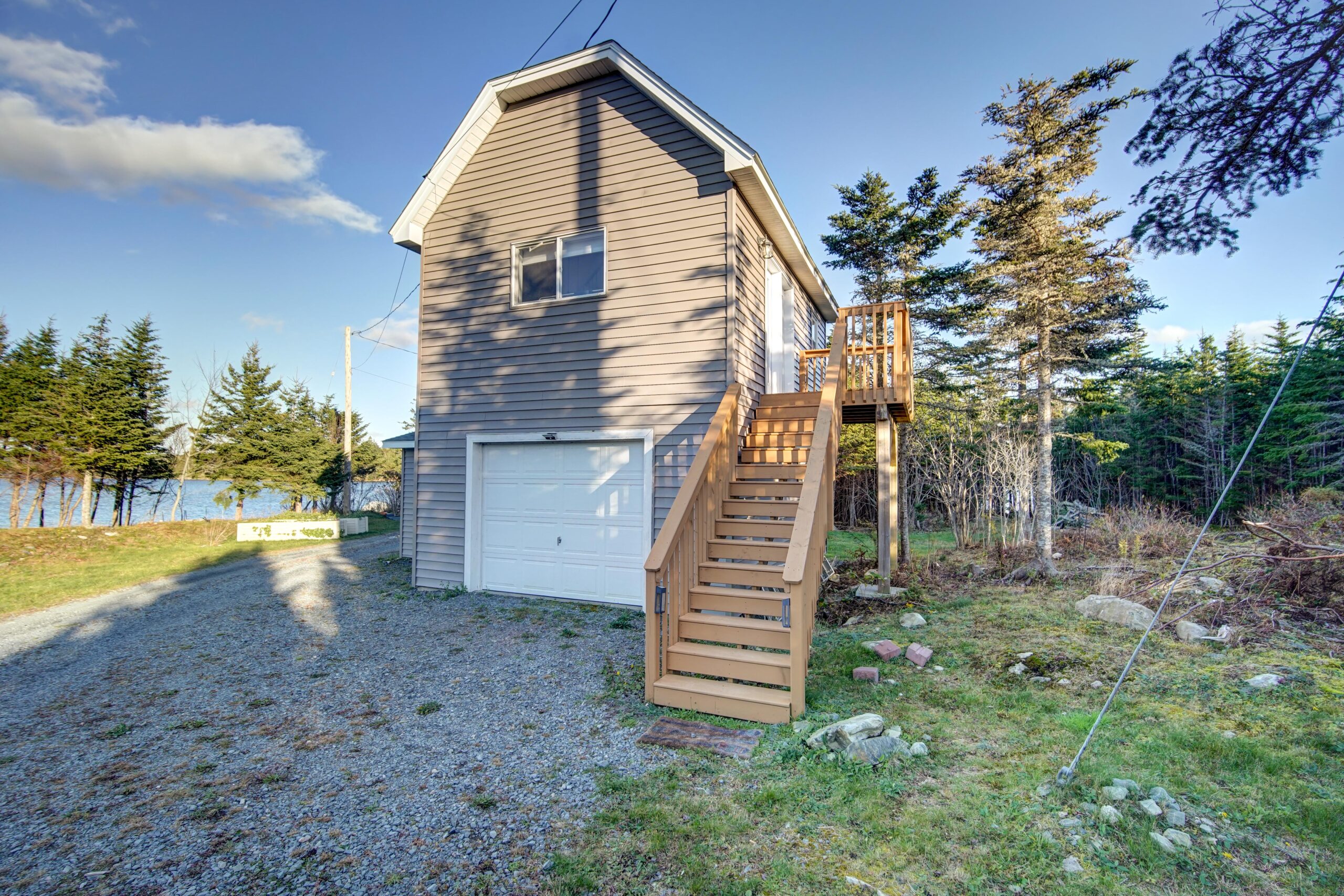 Oceanfront Elegance in a Cozy Loft Retreat Lets Rent