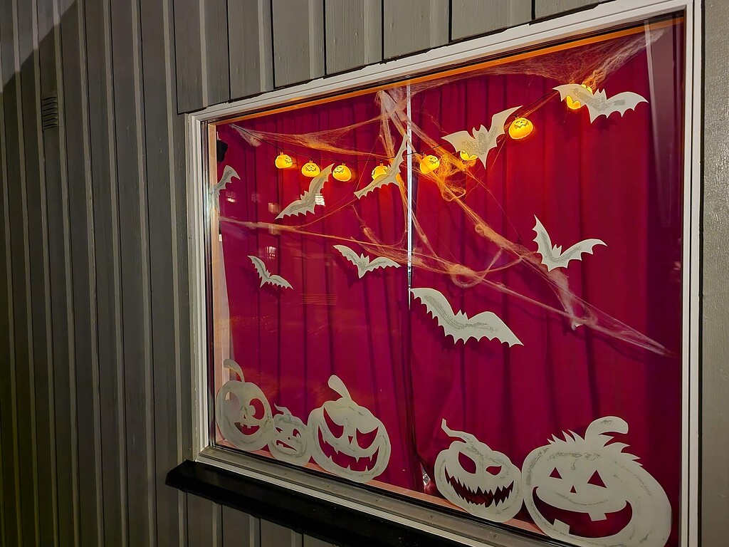 Quick pumpkin and bat Halloween window decorations Halloween Decor