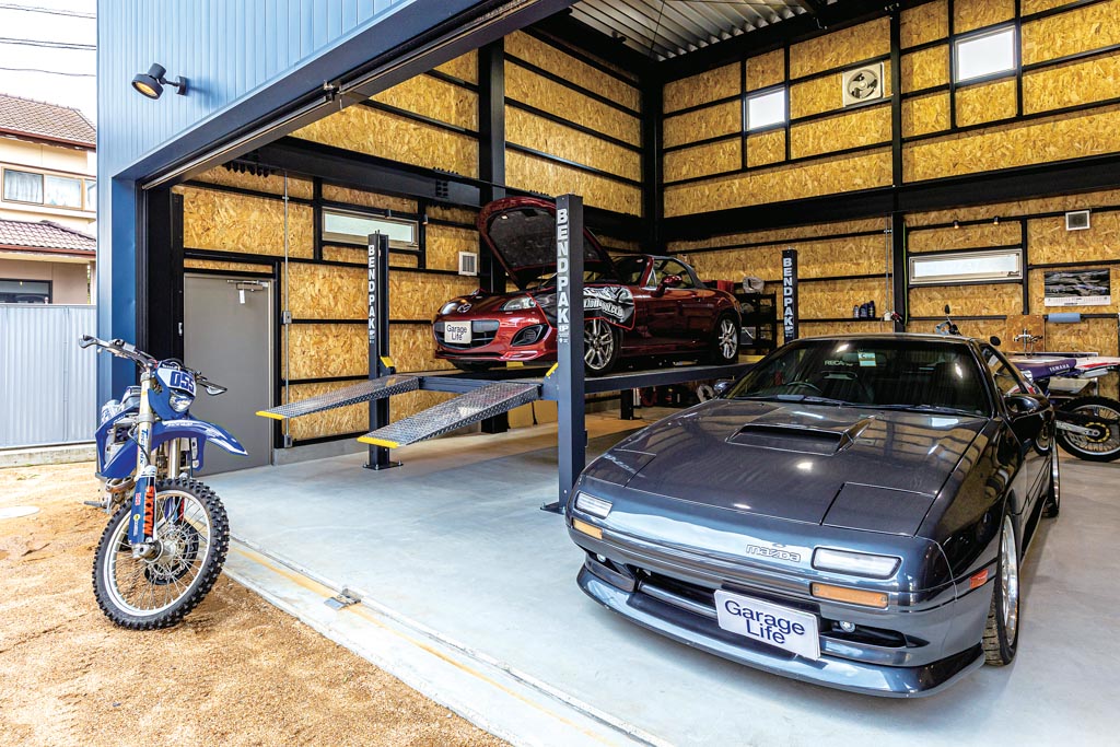 ガレージ付き住宅というより住宅付きガレージ！ “ガレージに住みたい”施主の、ガレージがメインの家。【ガレージライフ】 LE VOLANT