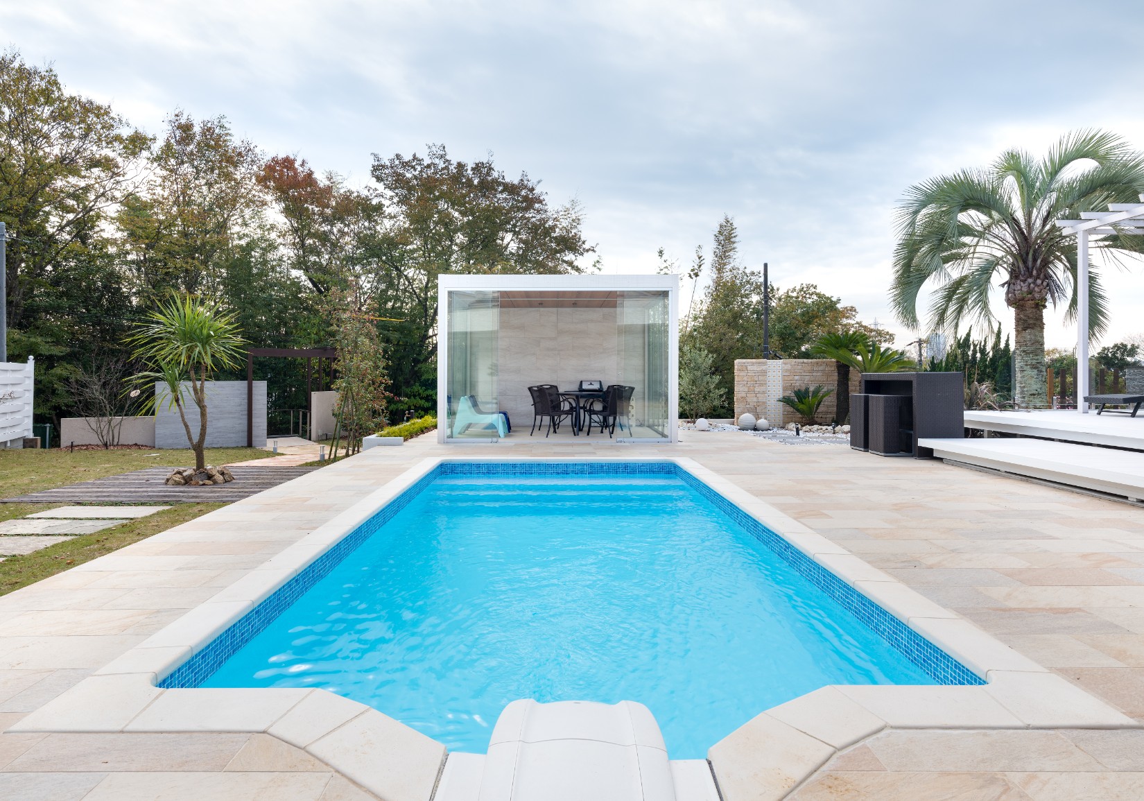 アメリカみたいな、プール付きの大豪邸│撮影地探しならロケフィット