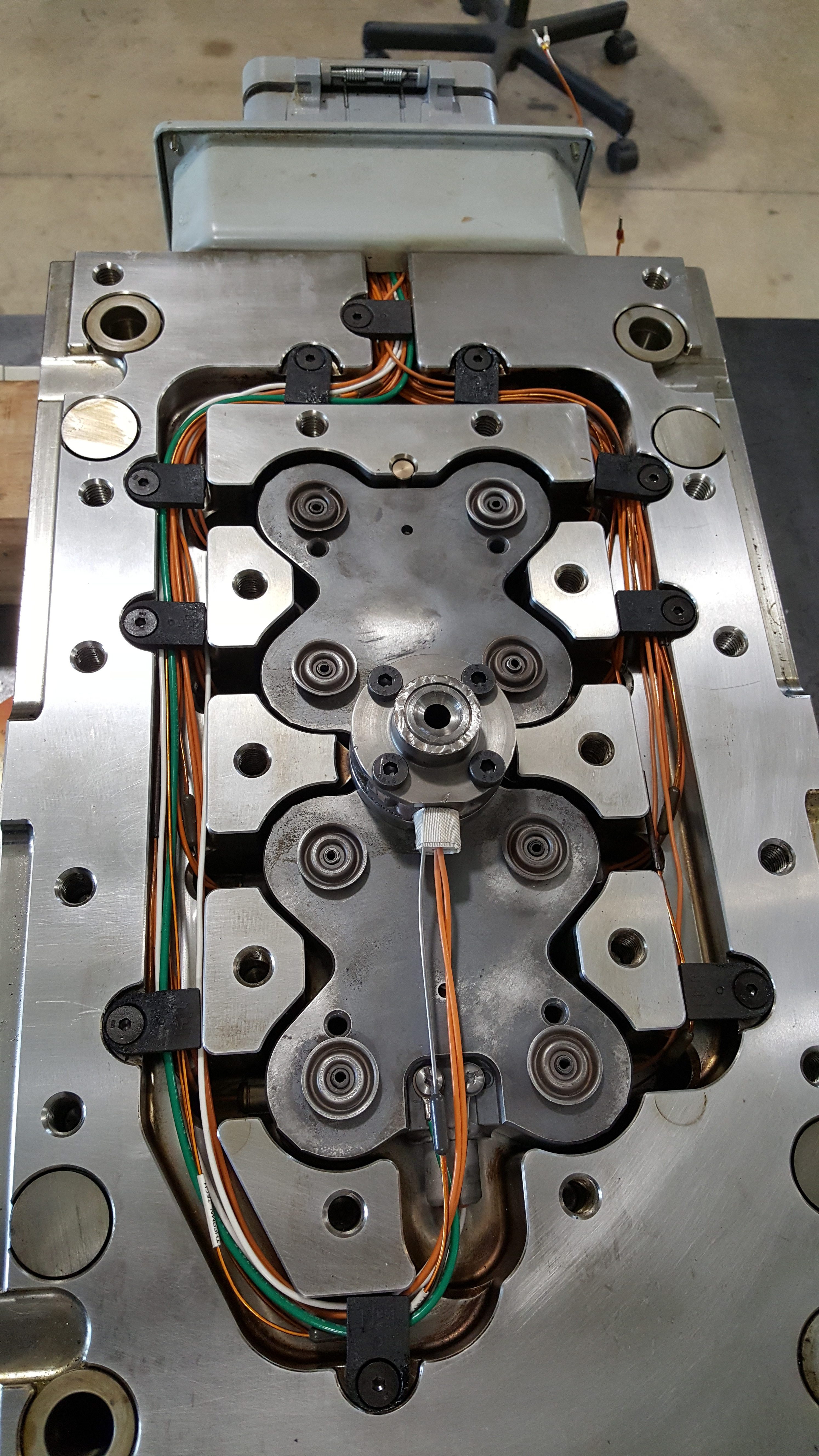 Hot Runner Tooling Injection Molding LHR Technical Service