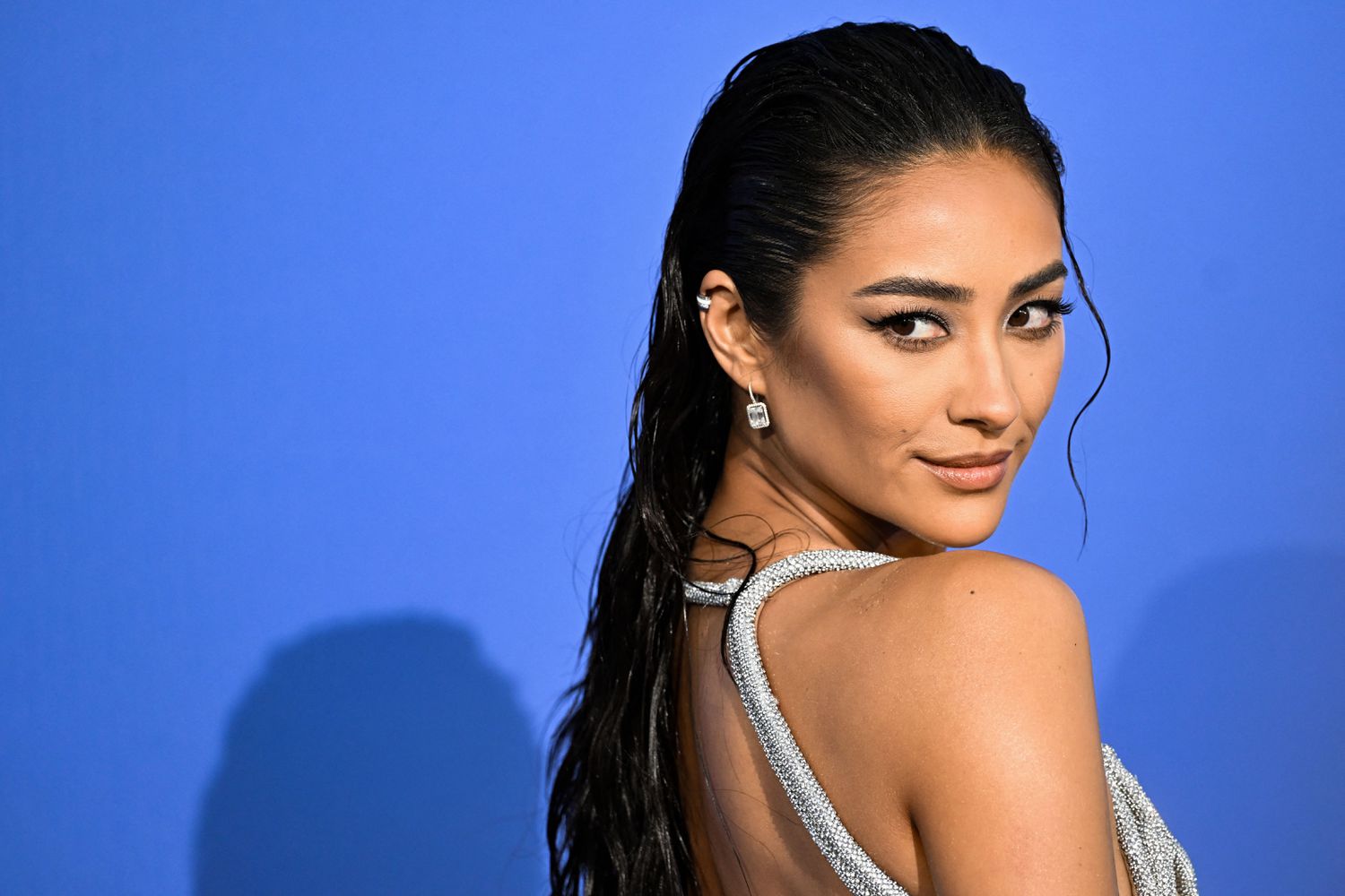 Shay Mitchell Nettovermögen 2024 | Einkommen, Karriere, Bio & Familie