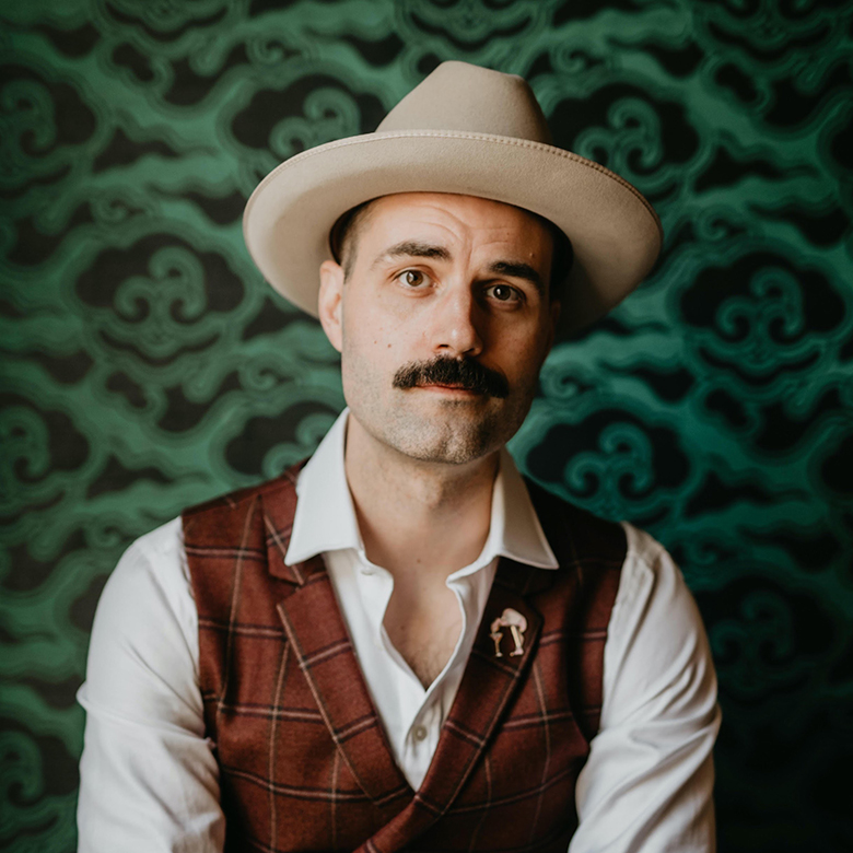 Pönötys pois viskin ympäriltä, rohkaisee baarimestari James Grant Avec