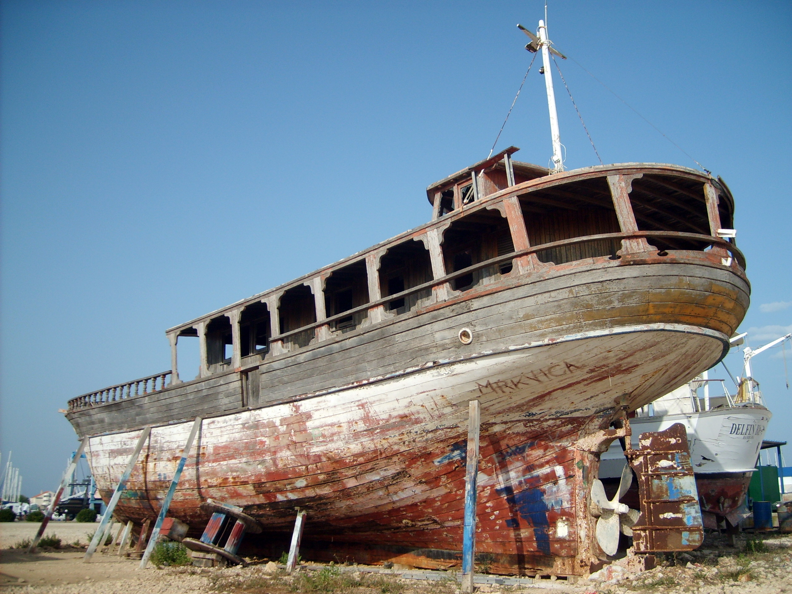 Boat on dry land Copyrightfree photo (by M. Vorel) LibreShot