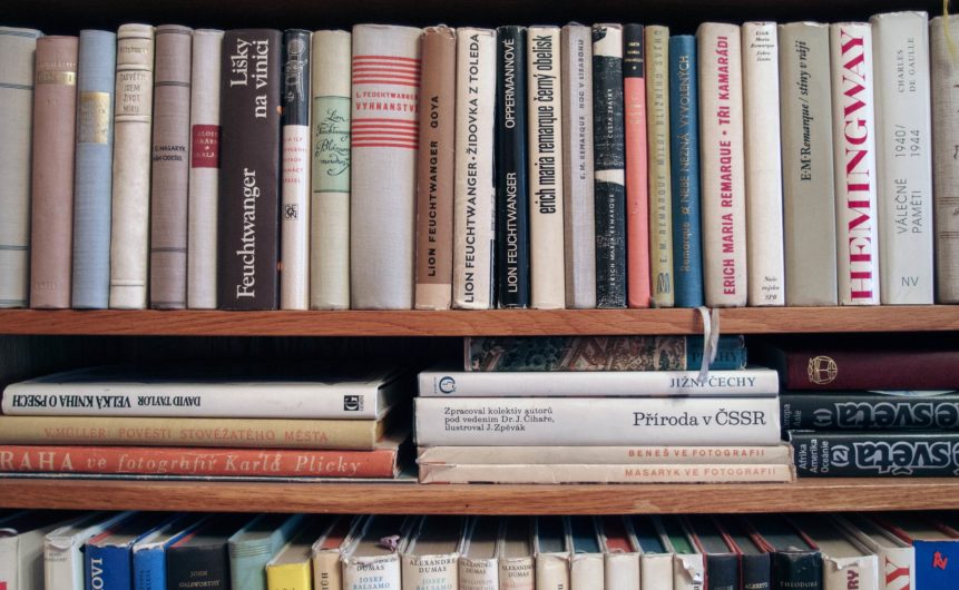 كتب في رف الكتب ألبوم صور مجاني LibreShot