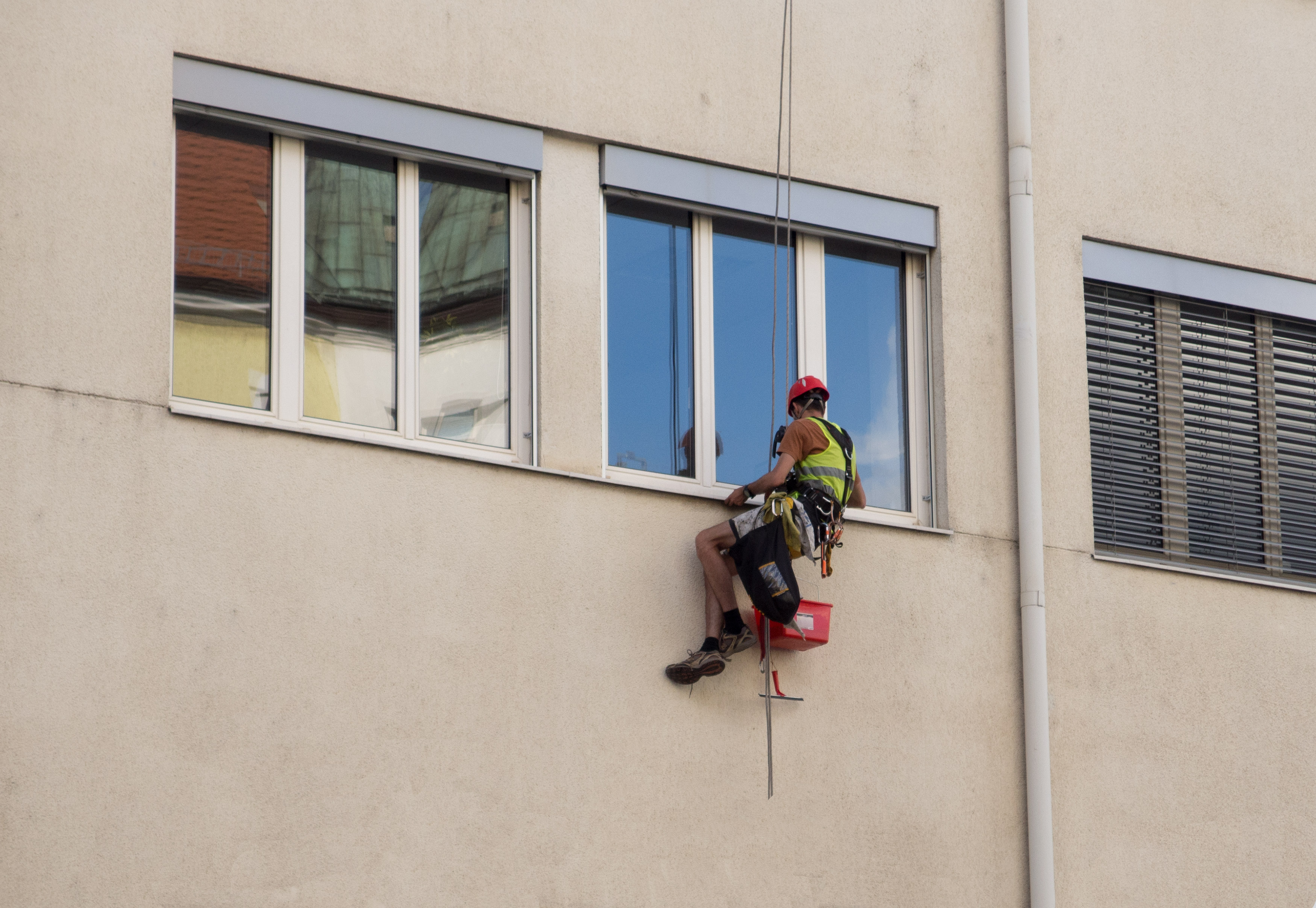 Window washer on a climbing rope FREE image on LibreShot