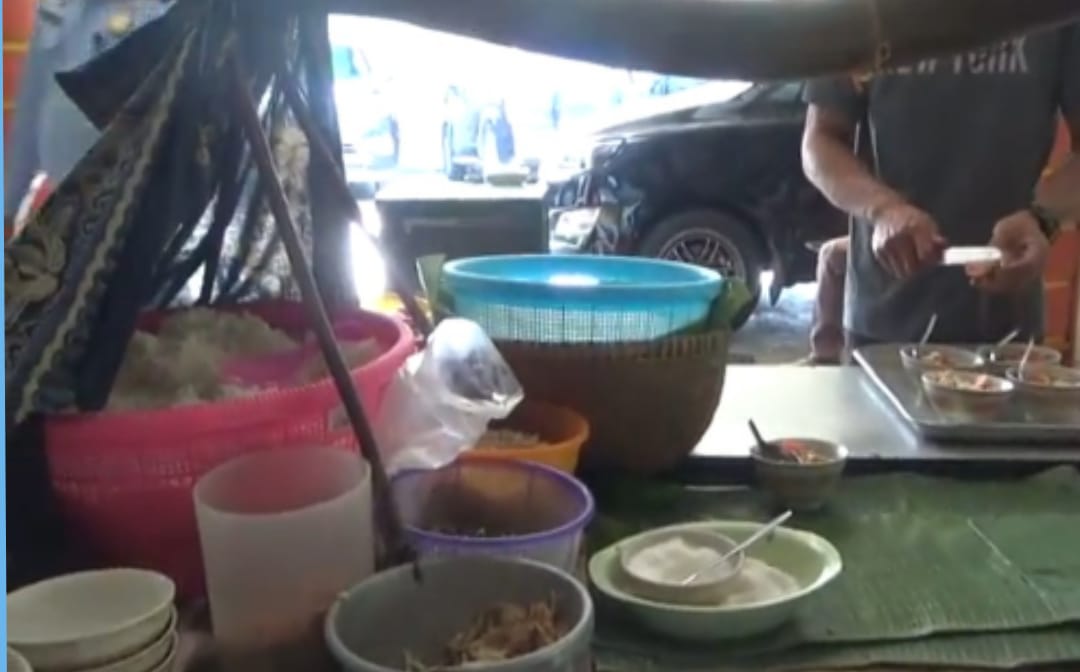 Segarnya Kuah Soto Ayam Pak Man yang Hangat dan Gurih