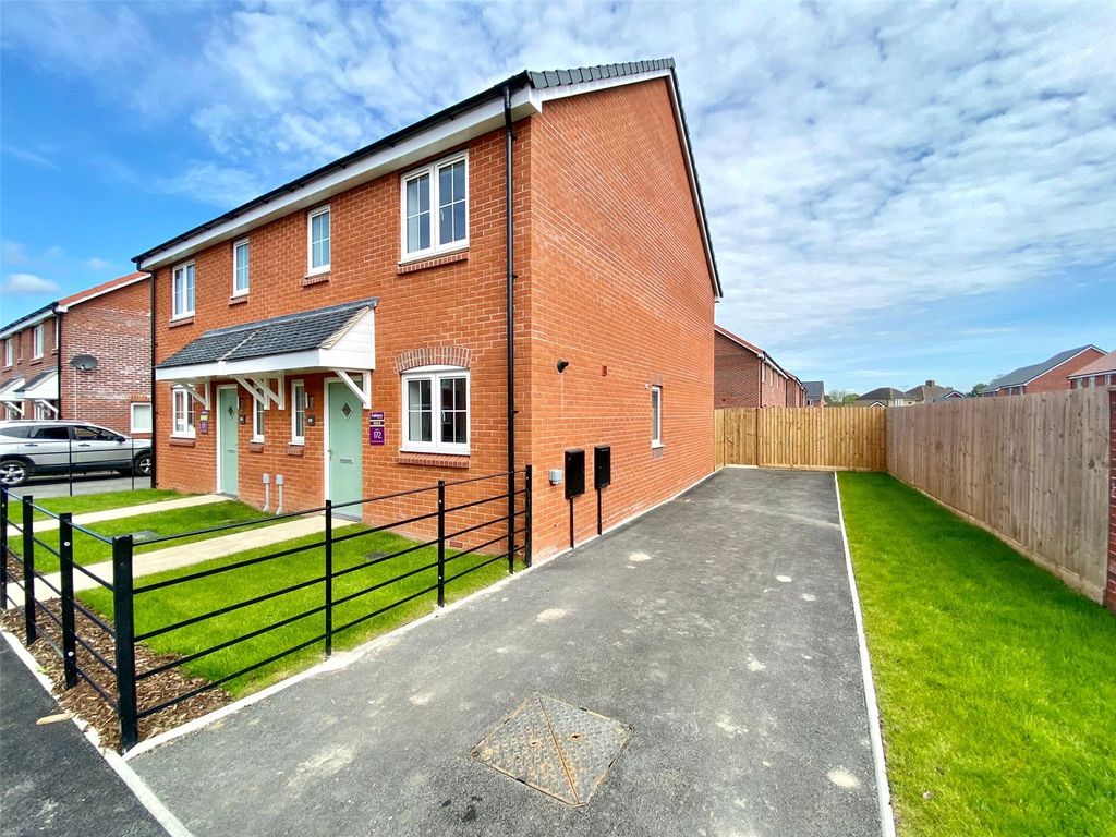 3 bed semidetached house for sale in Cheltenham Road East, Churchdown