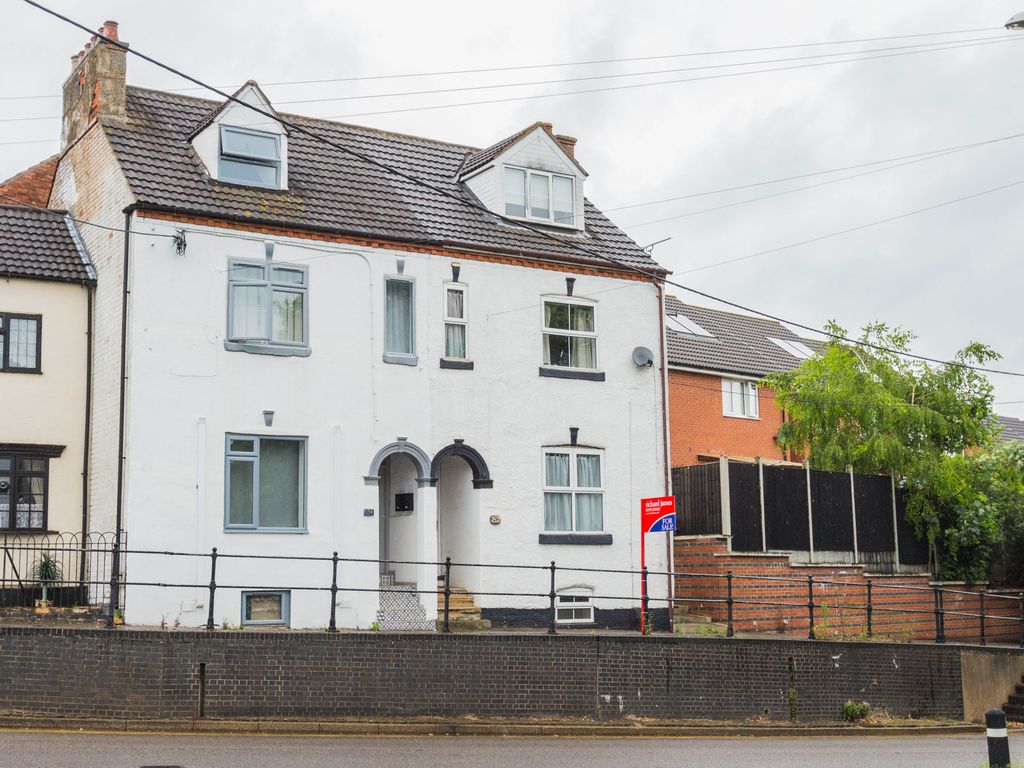 4 bed end terrace house for sale in High Street, Irthlingborough