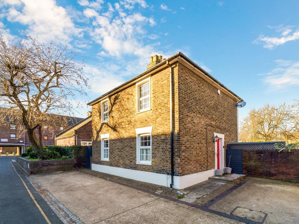 3 bed detached house for sale in Layton Road, Brentford TW8, £695,000