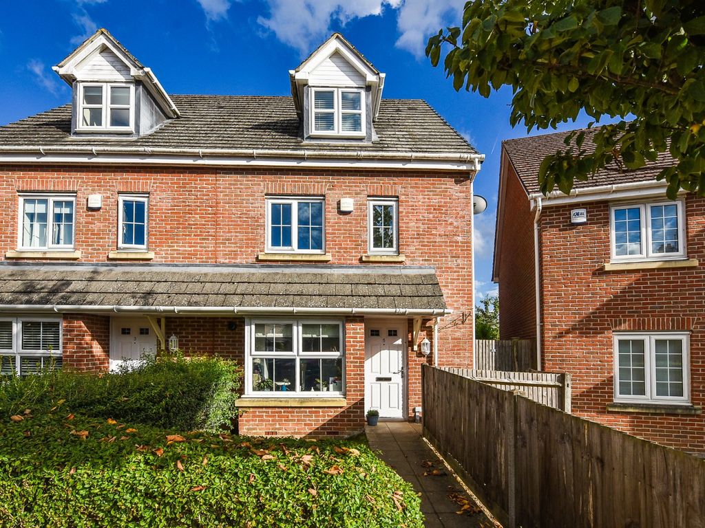 4 bed semidetached house for sale in Chaffinch Road, Four Marks, Alton